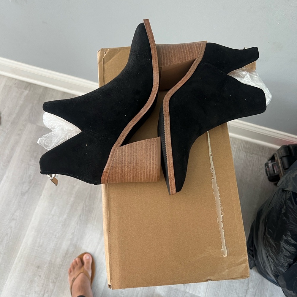 Chic Black Suede Ankle Booties - Picture 5 of 9